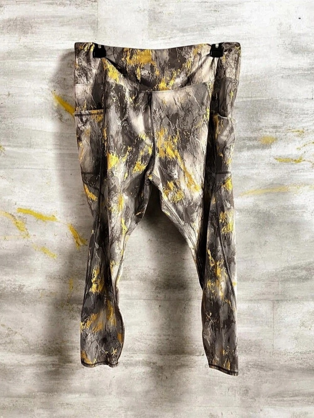 Abstract Print Leggings in Gray & Gold